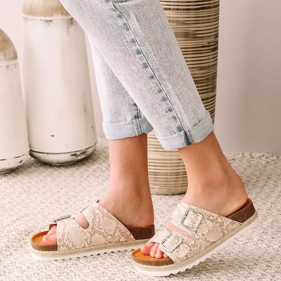 DV by Dolce Vita Platform Sandals - Picture 5 of 6